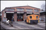 Vor der Werkstatt in Wernigerode Westerntor rangiert hier am 27.3.1999 die Köf 199012 der HSB.