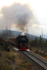 99 7241 passiert auf der Fahrt zum Brocken am 19.10.2018 mit P8925 die Ausweichstelle Goetheweg. (Bild 1)