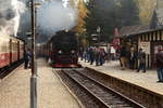 99 7247 mit P8941 aus Drei Annen Hohne am Mittag des 19.10.2018 bei der Einfahrt in den Bahnhof Schierke. (Bild 1) Nach kurzem Aufenthalt und dem obligatorischen Wasserfassen geht es dann weiter zum Brocken. Links wartet derweil 99 7237 mit P8932 auf die Freigabe zur Weiterfahrt in Richtung Wernigerode.