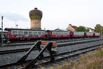 Wagen der HSB warten Ende September 2018 im Bahnhofsbereich Nordhausen-Nord auf den nächsten Einsatz.