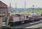 Vor 187 011-2  Fischstäbchen  steht 199 877-2 (DR V 100) der Harzer Schmalspurbahnen GmbH (HSB) mit zwei Güterwagen im Bahnhof Nordhausen Nord.