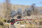 Der 99 7241-5 mit dem Zug zwischen Bahnhöfe Schierke und Brocken am 17. April 2019.