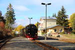 99 234 hat am 20.10.2018 mit ihrem IG HSB-Sonder-PmG gerade die Stieger Wendeschleife durchfahren und rollt nun wieder in den Bahnhof ein.