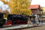 Der letzte Güterwagen des Sonder-PmG`s der IG HSB wurde am 20.10.2018 auf dem Abstellgleis im Bahnhof Alexisbad  geparkt  und nun geht es für 99 234 zurück, um den Rest des Zuges