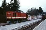 Etwas überdimensioniert wirkt die 199 877-2 vor den Personenwagen der Harzquerbahn (Drei Annen Hohne im April 1994).