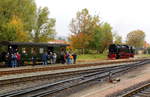 Um den IG HSB-Sonderzug aus dem Abstellgleis im Bahnhof Gernrode zu ziehen, wo er am Abend des vorherigen Tages geparkt wurde, rangiert 99 234 am Morgen des 21.10.2018 jetzt an diesen heran.