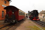 Gerade hat am Morgen des 21.10.2018 99 234 ihren IG HSB-Sonderzug am Bahnsteig im Bahnhof Gernrode bereitgestellt.