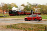 99 6001 mit P 8960 (Harzgerode - Quedlinburg) am Morgen des 21.10.2018 unmittelbar vor Einfahrt in den Bahnhof Gernrode.