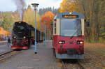 Zwei Generationen von Schmalspur-Bahnfahrzeugen nebeneinander.