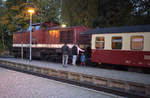 Nur wenige Schaulustige und Fahrgäste an der Lok 199 861-6  und im Zug nach Wernigerode.