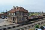 Blick auf das Bürogebäude der alten Güterabfertigung der Nordhausen Wernigeroder Eisenbahn. Rechts steht 199 877 seit ihrem Fristablauf am 30.06.1999 abgestellt und fristet ihr dasein ab. 

Nordhausen 29.07.2019