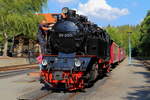 99 6001 mit P8965 (Gernrode-Hasselfelde) am Nachmittag des 31.08.2019 im Bahnhof Alexisbad. (Bild 2) Dass der Dienst auf einer Dampflok, vom Körpereinsatz her, mit dem im klimatisierten ICE-Cockpit keinesfalls zu vergleichen ist, zeigt dieses Bild, einmal mehr, doch sehr deutlich!