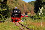 99 6001 mit P 8967 (Hasselfelde-Eisfelder Talmühle) am späten Nachmittag des 31.08.2019 bei der Passage der Bere-Brücke, unterhalb von Unterberg und kurz vor Erreichen des Bahnhofes  Eisfelder Talmühle .