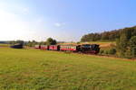 99 6001 mit P 8964 (Eisfelder Talmühle - Quedlinburg) am Abend des 31.08.2019 auf der Hochebene, kurz hinter Stiege.