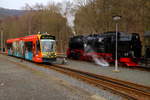 Kurz nachdem der Siemens Combino Duo-Hybridtriebzug der Nordhäuser Straßenbahn am 25.02.2017 den Bahnhof Ilfeld in Richtung Neanderklinik verlassen hat, ist er auch schon wieder zurück,