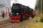 99 7232 hat am späten Nachmittag des 25.02.2017 im Bahnhof Hasselfelde ihren IG HSB-Sonder-PmG in Gleis 3 gezogen und wird nun abgekuppelt. Danach geht es zum Wasserfassen. (Bild 1)