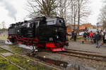 Nach erfolgtem Wasserfassen am späten Nachmittag des 25.02.2017 im Bahnhof Hasselfelde, setzt sich 99 7232, unter den interessierten Augen des Publikums, nun wieder in Bewegung, um den im Bahnhof stehenden Sonder-PmG der IG HSB, welchen sie zuvor aus Wernigerode hierher gebracht hatte, für die Rückfahrt zu übernehmen.