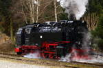 Mit diesem Bild von 99 7232 verabschiede ich mich nun vom IG HSB-Sonder-PmG, welcher uns am 25.02.2017 von Wernigerode über Drei Annen Hohne, Eisfelder Talmühle, Nordhausen Nord, nochmals Eisfelder Talmühle und letztendlich Stiege, nach Hasselfelde brachte. Der Zug verläßt Hasselfelde jetzt als leere Rücküberführungsfahrt nach Wernigerode. Wir Fotografen können nun zusammenpacken und warten danach noch längere Zeit auf die Reisebusse, welche uns nach Wernigerode bringen sollen. Nach der Rückfahrt geht es dann schnellstmöglich ins Lieblingsrestaurant zum Abendessen und danach ins Hotel, denn am nächsten Tag steht bereits die dritte und letzte Fahrt an: Mit 99 5901 und PmG von Wernigerode nach Gernrode.