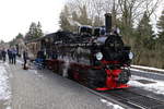 Soeben ist 99 5901 mit ihrem IG HSB-Sonder-PmG am Vormittag des 26.02.2017 im Bahnhof Drei Annen Hohne eingelaufen. Da das Lokpersonal jetzt bereits ein gehöriges Arbeitspensum hinter sich hat, gibt es jetzt von Mitgliedern der IG HSB eine kleine Stärkung, in Form von reichlich Kaffee!! ;-)