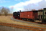 Fahrt von 99 5901 mit IG HSB-Sonder-PmG am Mittag des 26.02.2017 durch die Stieger Wendeschleife. (Bild 2) Hier fährt der Zug gerade in die Schleife ein, welche 1983/84 für den Kohletransport per Rollwagen von Nordhausen ins, ebenfalls neu errichtete, Heizwerk Silberhütte angelegt wurde und die kleinste Bahnwendeschleife Europas ist.