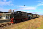 Hier noch einmal der komplette Sonderzug, ganz ohne  lebendiges Beiwerk  ;-) in voller Schönheit! (Aufnahme am 26.02.2017 im Bahnhof Quedlinburg)