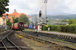 Ausfahrt von 99 234 mit P 8925 zum Brocken am Vormittag des 22.08.2020 aus dem Bahnhof Wernigerode. (Bild ) Der Zug hat nun den Bahnhof verlassen und strebt seinem im Hintergrund (etwas vernebelt) zu sehendem Ziel entgegen. Unmittelbar nach Passieren des Zuges wird die hinten stehende 99 7232 an unseren Sonderzug rangieren.