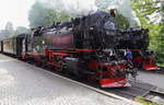 Nach knapp 45 Minuten Fahrt ist 99 7232, am 22.08.2020, aus Wernigerode kommend, mit dem Oldie-Sonderzug zum Brocken jetzt im Bahnhof Drei Annen Hohne eingetroffen.