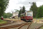 Hier schaukeln die beiden Tw durch die Weiche 4 und auch 8970 rollt Richtung Bahnübergang. 05.07.2020