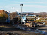 Blick von der Besucherterasse Wernigerode auf die Bekohlung der 99 7241, die sodann für ihren Einsatz zur Brockenfahrt mit P 8925 bereitgestellt wird.