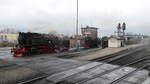 Drei Dampflokomotiven der Baureihe 99 72-76 der Harzer Schmalspurbahnen im Bahnbetriebswerk Wernigerode am 05.04.2022 um 8:15 Uhr beim anheizen.