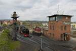 Blick von der Aussichtsplattform im Bahnhof Wernigerode auf Stellwerk, Besandung und Bekohlung mit 99 7241, 99 234 und 199 874 (03.04.2022)