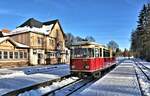 Herrliches Winterwetter herrschte am 18.12.2022 im Bahnhof Drei Annen Hohne, als dort der VT 187011-2 aus Nordhausen angekommen war. Als Zug 8902 wartete er einen Gegenzug zum Brocken ab, bevor er selbst nach Wernigerode weiter fahren konnte.