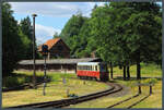 Der 1999 gebaute Triebwagen 187 017-9 fährt am 16.07.2023 in den Bahnhof Alexisbad ein.