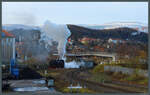 Mit eindrucksvoller Dampffahne rangiert 99 236 am 26.11.2023 im Bahnhof Wernigerode, um sich in Kürze vor den Zug zum Brocken zu setzen. Dieser präsentiert sich im Hintergrund im winterlichen Weiß.