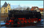 Vor dem Lokschuppen in Wernigerode wartet 99 7237-3 der HSB am 26.11.2023 auf den nächsten Einsatz.