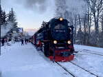 99 7241-5 der HSB steht am 03. Dezember 2023 im Bahnhof Drei Annen Hohne zur Weiterfahrt auf den Brocken bereit.