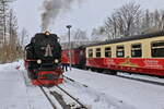 99 7237-3 der HSB steht am 04. Dezember 2023 im Bahnhof Drei Annen Hohne.