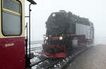 Die Lok fährt im Schneetreiben an die Wagen an, um dann für die Talfahrt bereit zu sein. Brocken, 17.4.2024