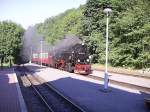 Am sptem Nachmittag des 18.07.06 fhrt Lok 99 7235 aus Quedlinburg kommend in Bahnhof Alexisbad ein.