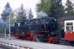 99 222 hlt mit ihrem Zug vom Brocken nach Wernigerode in Drei-Annen-Hohne.