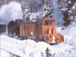 Schon sehr frh hatte die Harzquerbahn sehr moderne Schneerumgerte hier beim Halt in Alexisbad