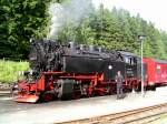 Die 99 7237-3 der Harzer Schmalspurbahnen im Bahnhof Drei-Annen-Hohne wird fr die Weiterfahrt auf den Brocken vorbereitet.
Juni 2005