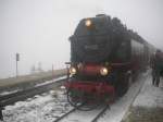 99 222 am 24.10.2010 bei Eis und Schnee am  Brockenbahnhof 