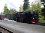 Bahnhof Drei Annen Hohne - Zug 8903 mit 99-7245 bei der Ausfahrt in Richtung Eisfelder Talmhle. Hinter der Lok wurde ein historischer Packwagen fr die Sonderfahrten am nchsten Tag berfhrt.(22.10.2010)