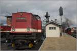 199 861-6 der Harzer Schmalspurbahnen im Bw Wernigerode; links die 199 872-3 und rechts die Dampflokomotive 99 7232-4 (26. Februar 2010).