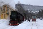In Eisfelder Talmhle trafen sich am 26.12.2010 99 7236-5 mit dem Zug aus Wernigerode und 187 016-1 nach Harzgerode.