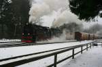 Ein seltenes Bild in Drei-Annen-Hohne. Whrend der Brockenzug grad anfhrt, startet auch der P 8920 nach Wernigerode. Gezogen wurde er heute von 99 7235 und 99 6001 in Doppeltraktion. Drei-Annen-Hohne, 13.02.2011