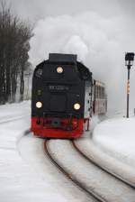 Dampflokomotive 99 7232-4 der HSB fährt hier am 23. Februar 2010 dem beschneiten Bahnhof Drie Annen Hohne aus.