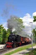 99 6101 an der Haltestelle  Hochschule Harz  mit einem Rolbockzug (09.06.2012)