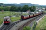 HSB 199 861-6 rangiert mit Personenzug, links fhrt T 42 der Museeumsbahn Bruchhausen - Vilsen  als Sonderzug 89125 nach Hasserode, Jubilumsveranstaltung   125 Jahre Schmalspurbahnen im Harz  , Harzer Schmalspurbahnen, fotografiert im Bahnhof Wernigerode am 09.06.2012 --> Der T42 wurde 1939 von der Dessauer Waggonfabrik als FKB T2 fr die Franzburger Kreisbahn gabaut --> sptere Bezeichnungen: Pommersche Landesbahnen 1124, dann DR VT 137 532 und VT 187 101, seit 1974 im Besitz Deutscher Eisenbahn-Verein e.V.